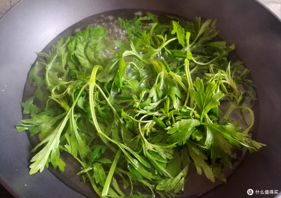 清明前后,这草农村随处可见,女性要多吃,错过就要再等一年