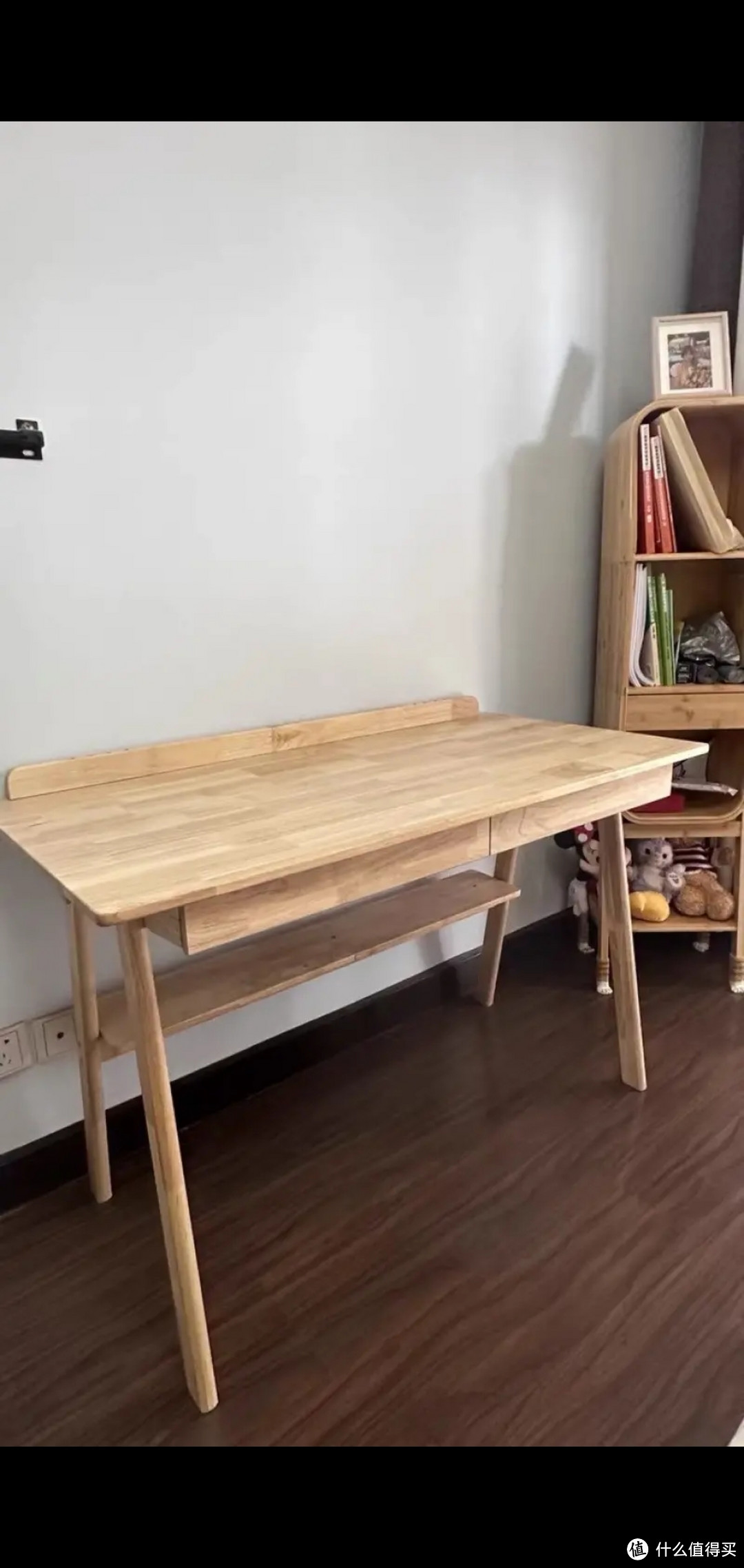 准备一套全新的木质课桌椅。