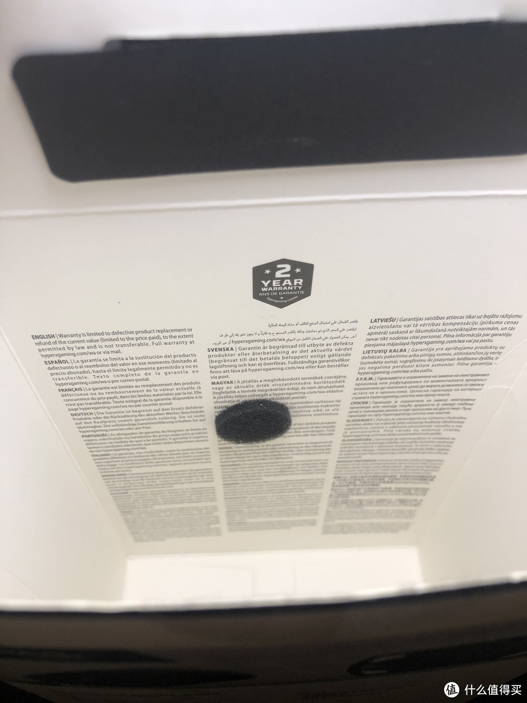 保修注意事项用多语言注明在盒内。且贴有一个防撞棉。不知道为什么印在这儿。。。