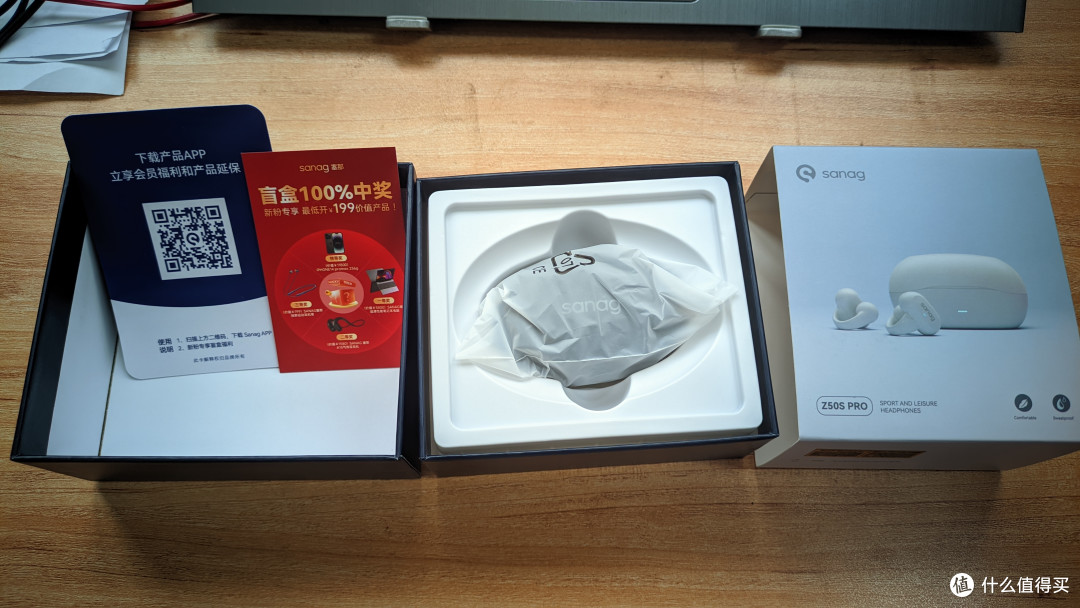 打开包装盒后，就是两张卡片（这两个卡片见后面吐槽），然后是耳机本体