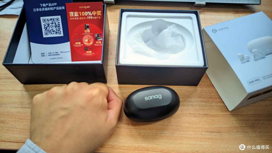 我买的是黑色款，整个耳机盒还挺大的，照片上看不明显，差不多有我三分之一个手大了，不适合放到裤兜里