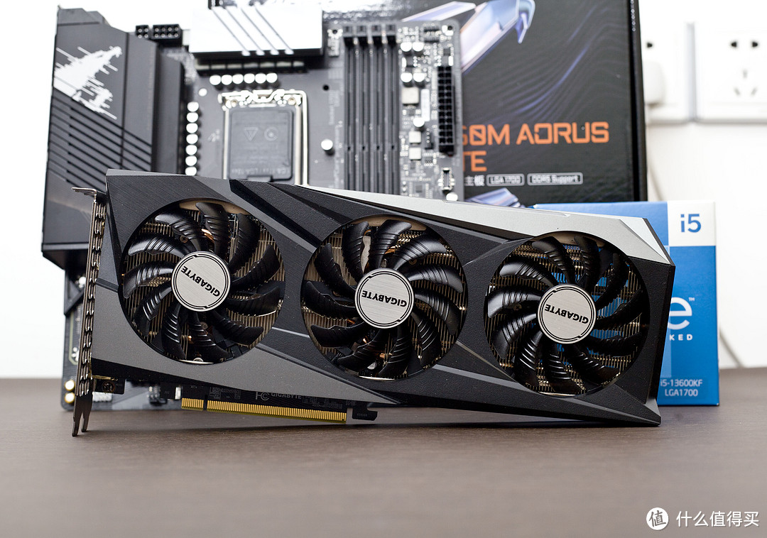 【老黄搞机篇一百八十二】完美释放DDR5性能,技嘉小雕B760M AORUS ELITE内存超频黑科技有多强?