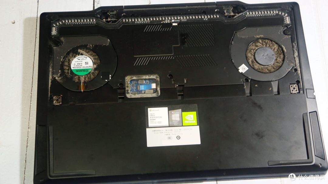 荣耀猎人V700升级1T固态硬盘+32G内存条,轻松解决存储和运行速度问题