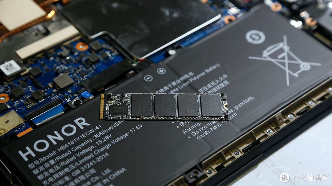 荣耀猎人V700升级1T固态硬盘+32G内存条，轻松解决存储和运行速度问题