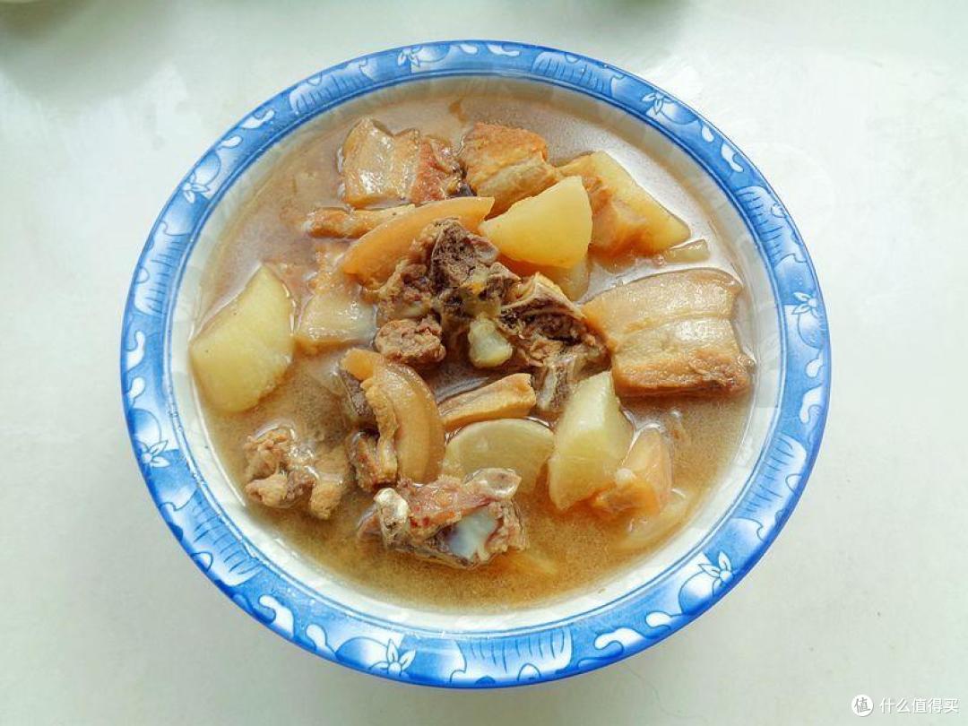我家晚餐来了，萝卜炖肉配米饭，营养好吃又好做