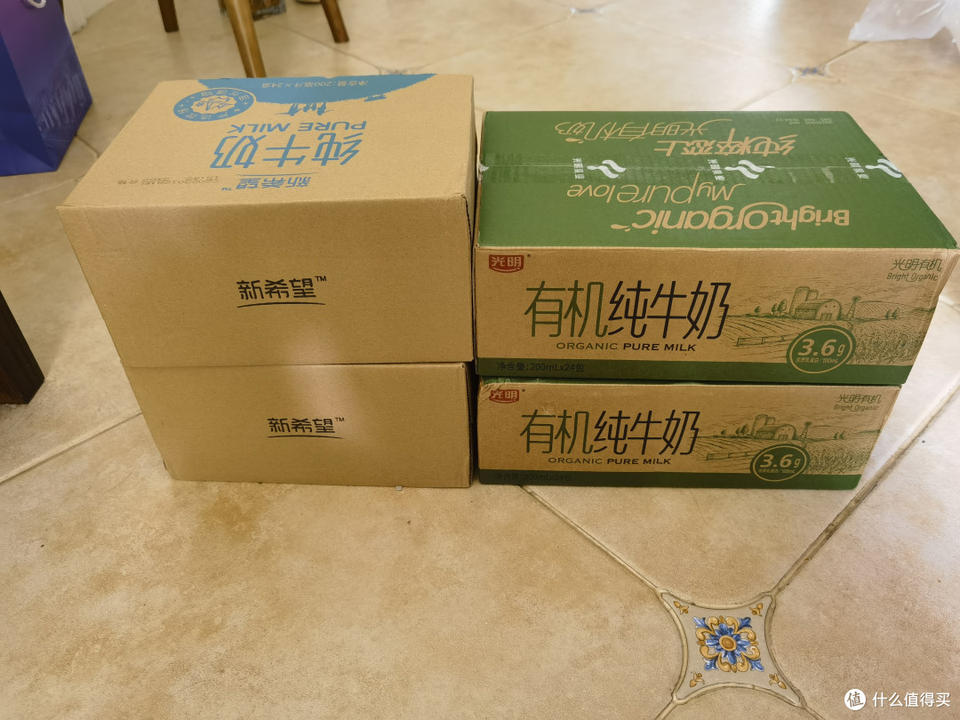 1.75元的新希望纯牛奶和2.79元的光明纯牛奶到底哪个香!