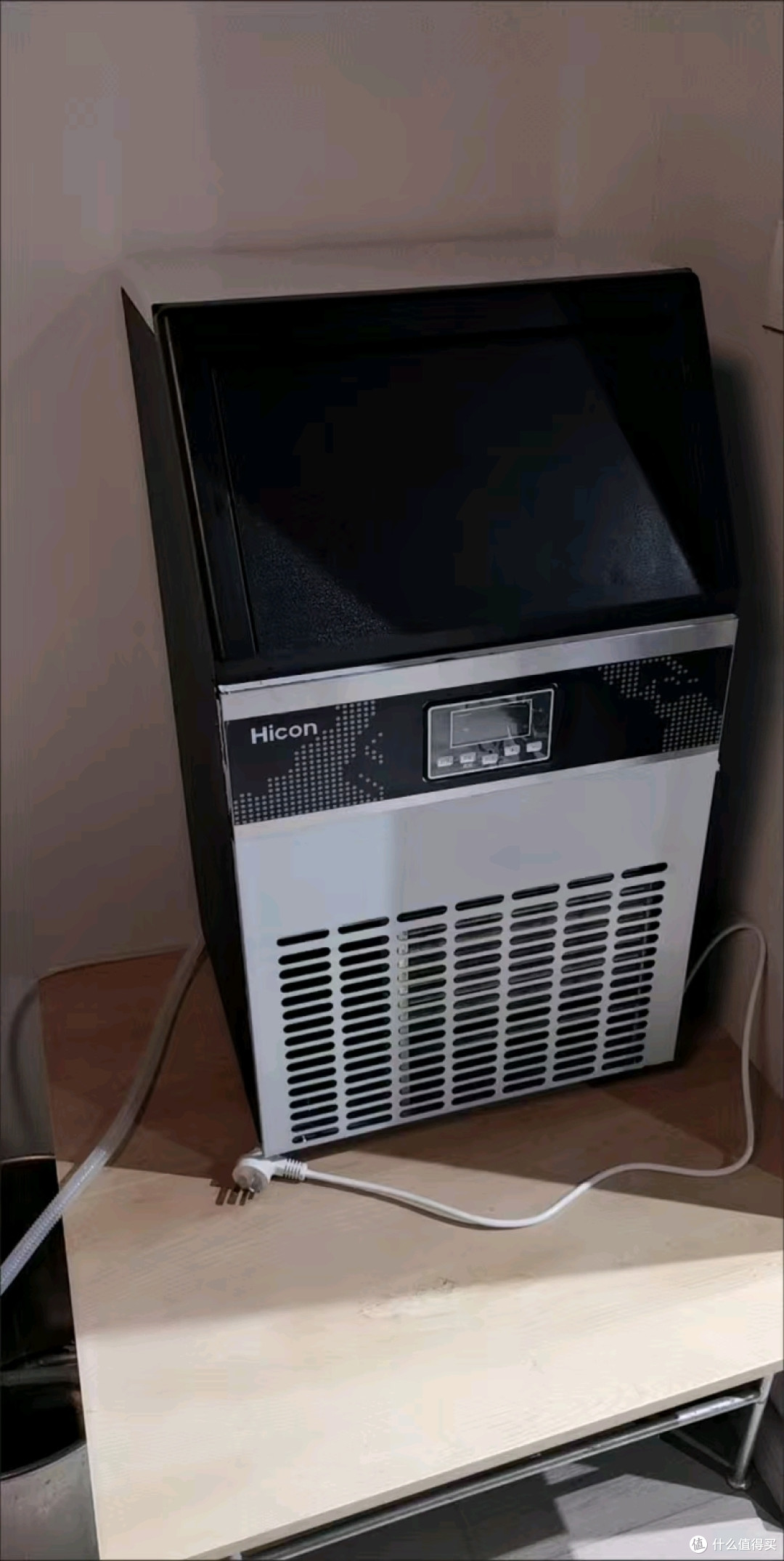 家用中等尺寸制冰机。