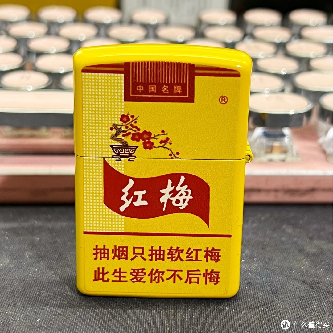 一款一个Solgan，这些有趣的仿烟盒打火机，你确定见过？  南京：抽烟只抽煊赫门，一生只爱一个人。