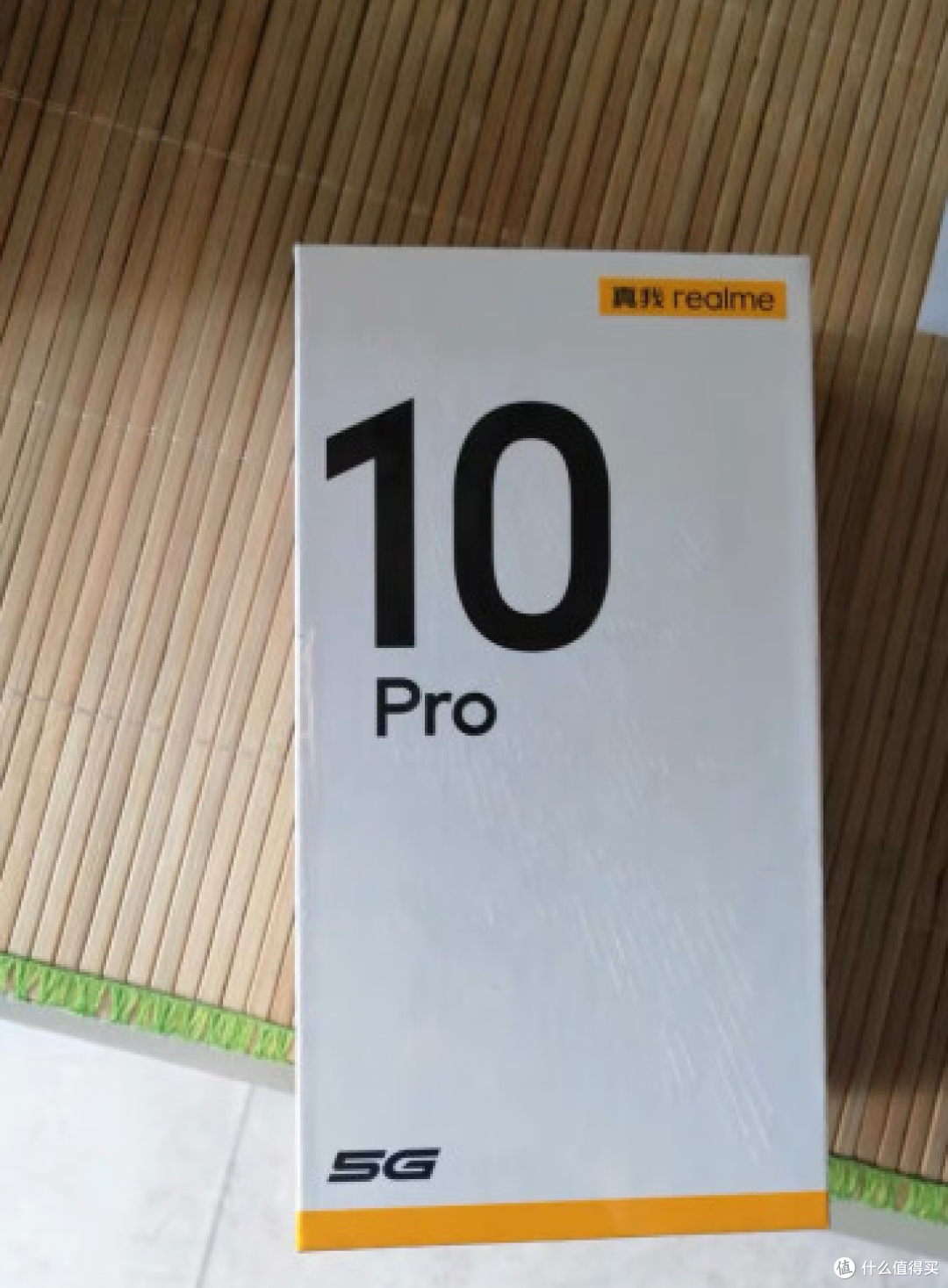 高耐磨MDA中框架构,屏幕和机身相融合,真我10 Pro