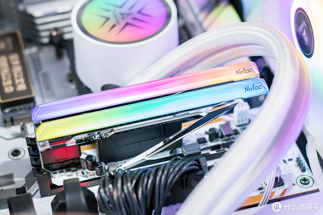 电镀金属马甲灯效悦目，已被外观颜值深深吸引，朗科Z RGB DDR5内存评测