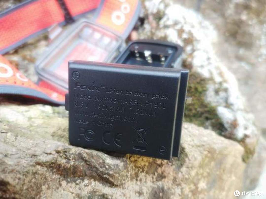 专业可靠且又靓丽时尚:FENIX HL32R-T头灯