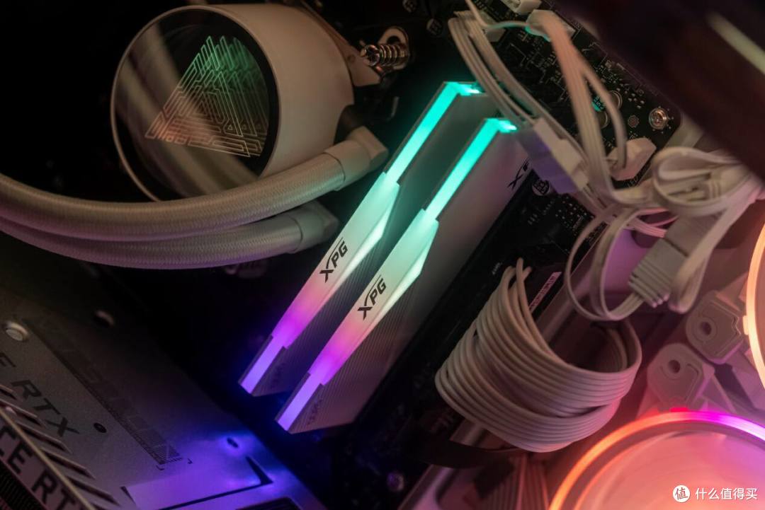 XPG白色全家桶信仰加成,7900X主机跑分255万,猛男粉灯光爱不爱
