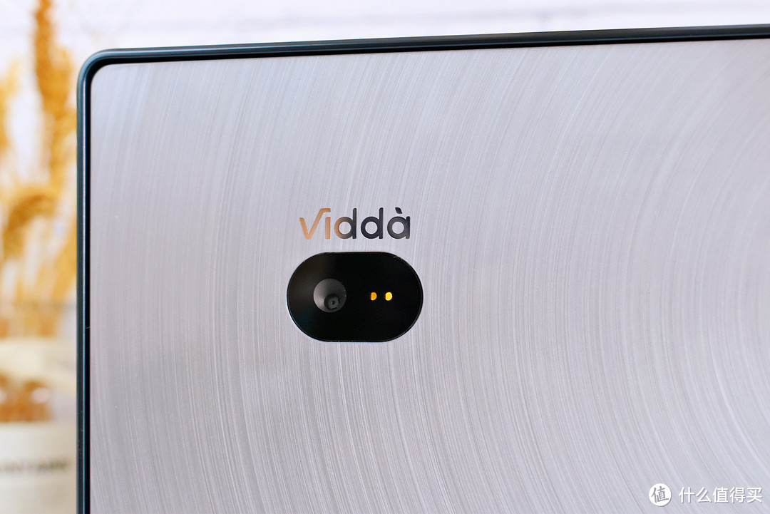 不玩虚的！Vidda C1S三色激光投影仪，专业级画质，更亮更舒适