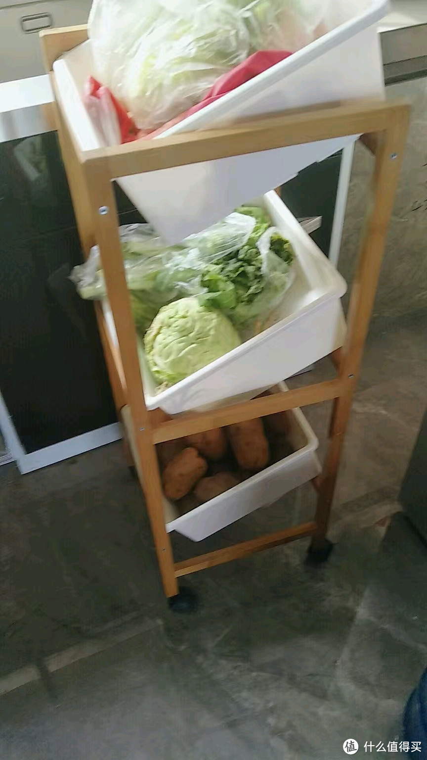 厨房里面用来放蔬菜的塑料托盘盒子加木头架子