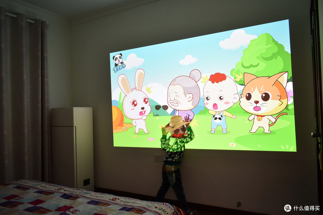 不玩虚的!Vidda C1S三色激光投影仪,专业级画质,更亮更舒适
