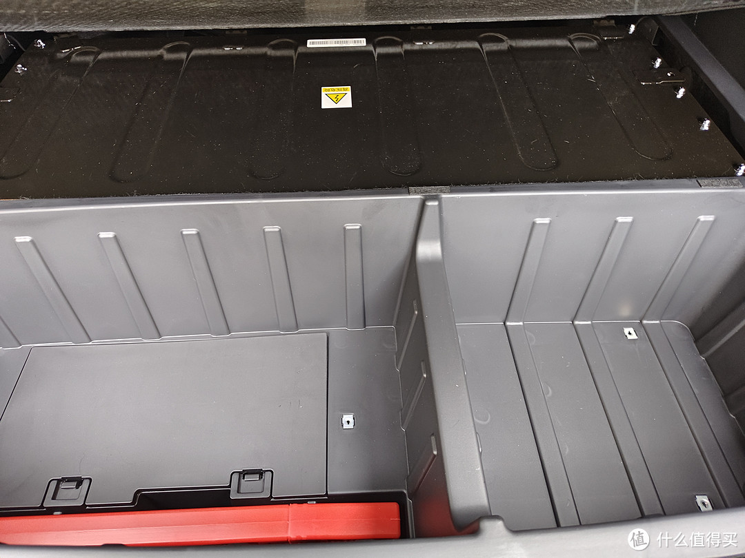 后备箱置物板下面还有2个储物格，可以放点零碎的东西，黑乎乎的大铁盒就是装动力电池的