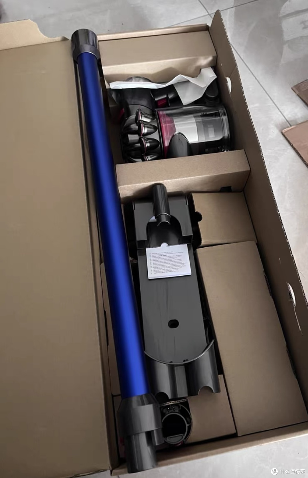手持吸尘器是一种高效、便携、多功能的清洁工具