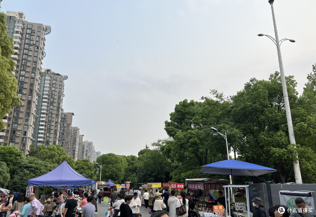 每日的宵夜喝酒常有,河边骑行吹风观景难得