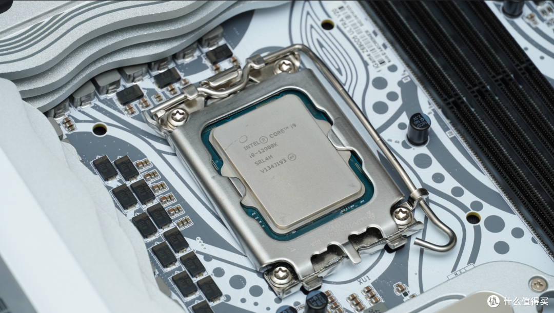 万元装机最优选，2K游戏甜品卡 iGame GeForce RTX 4070 Vulcan OC 首发测评