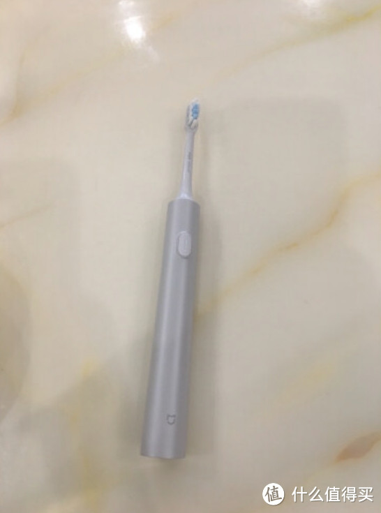 闪亮的利器：电动牙刷和电动冲牙器的好处