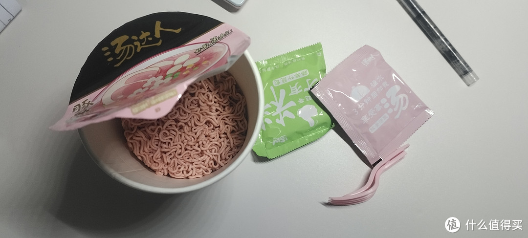 汤达人樱花🌸限定版泡面,里边真的有樱花🌸嘛,oh有樱花形状的胡萝卜片。