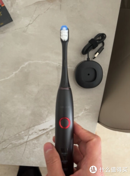 如何让洁齿体验更好：电动牙刷和冲牙器的好处