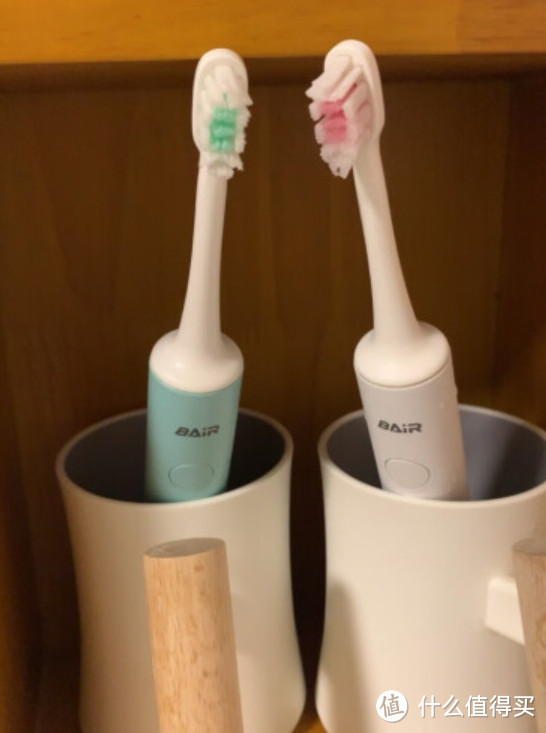 “把洁净带到牙齿之间——电动牙刷和冲牙器为男人加油！”