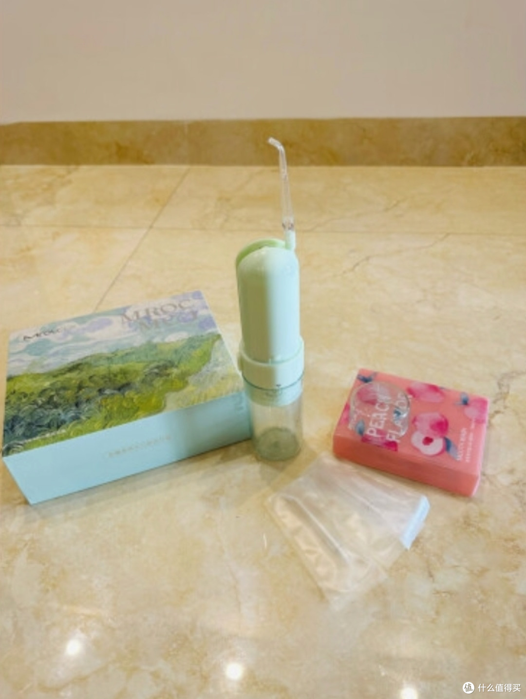 "闪耀美牙,用电动牙刷和冲牙器更保险"