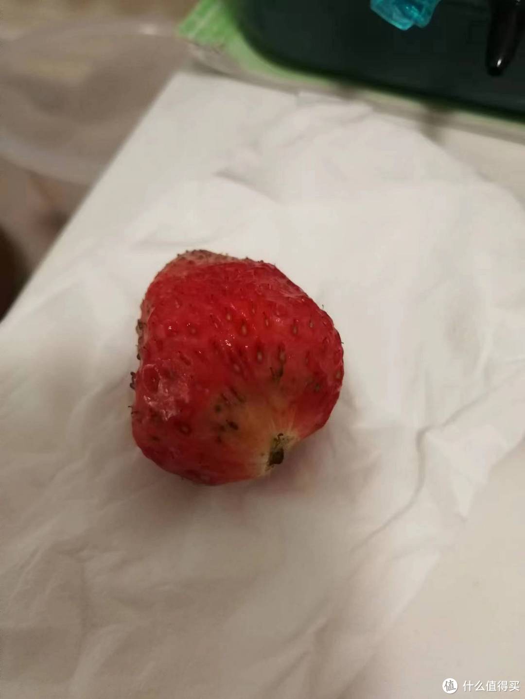 这是一个有点坏的草莓了，取了一小片果肉和种子