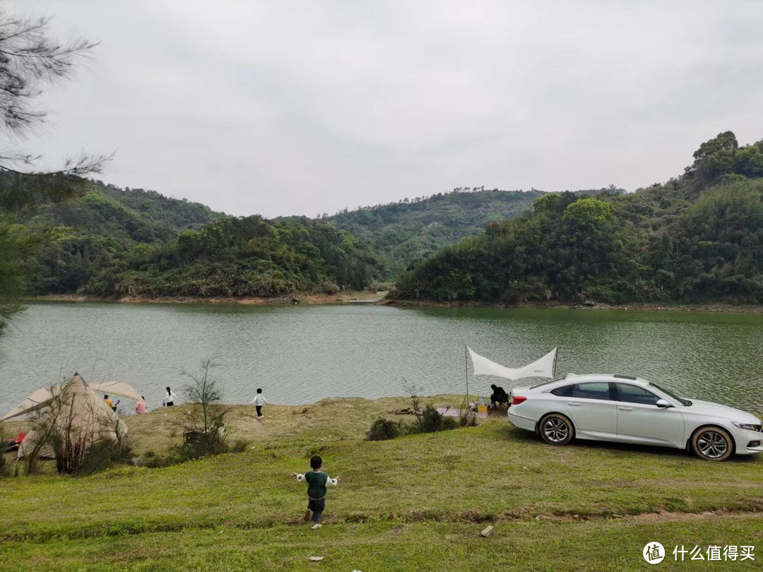 挑选适合露营的地点，并了解当地天气和环境。可以参考一些APP上的评价和建议，如二步路8264等