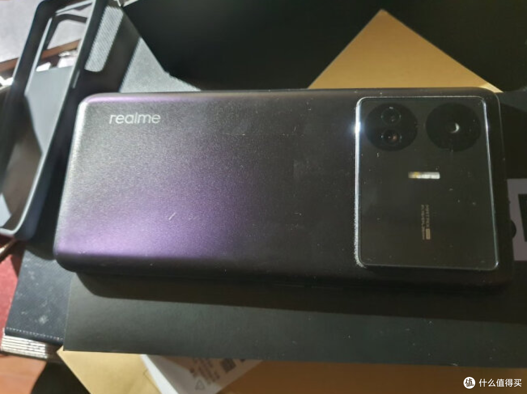 6400万像素超清广角三摄,支持超感光夜景算法,真我GT Neo5 SE