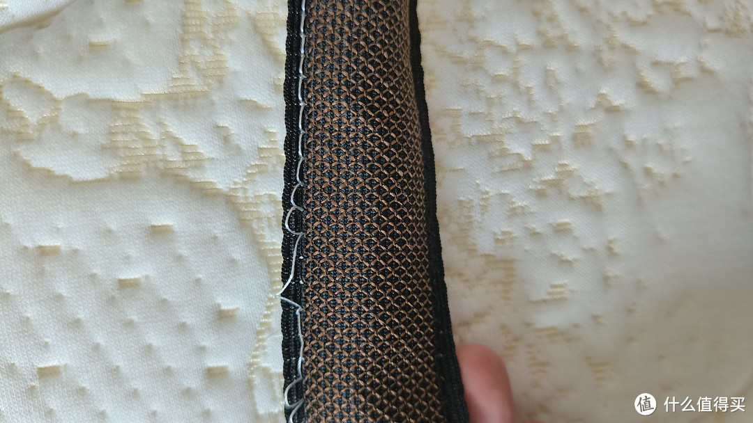 睡了大半年的慕思床垫,实在受不了,于是我把它天灵盖拆了。