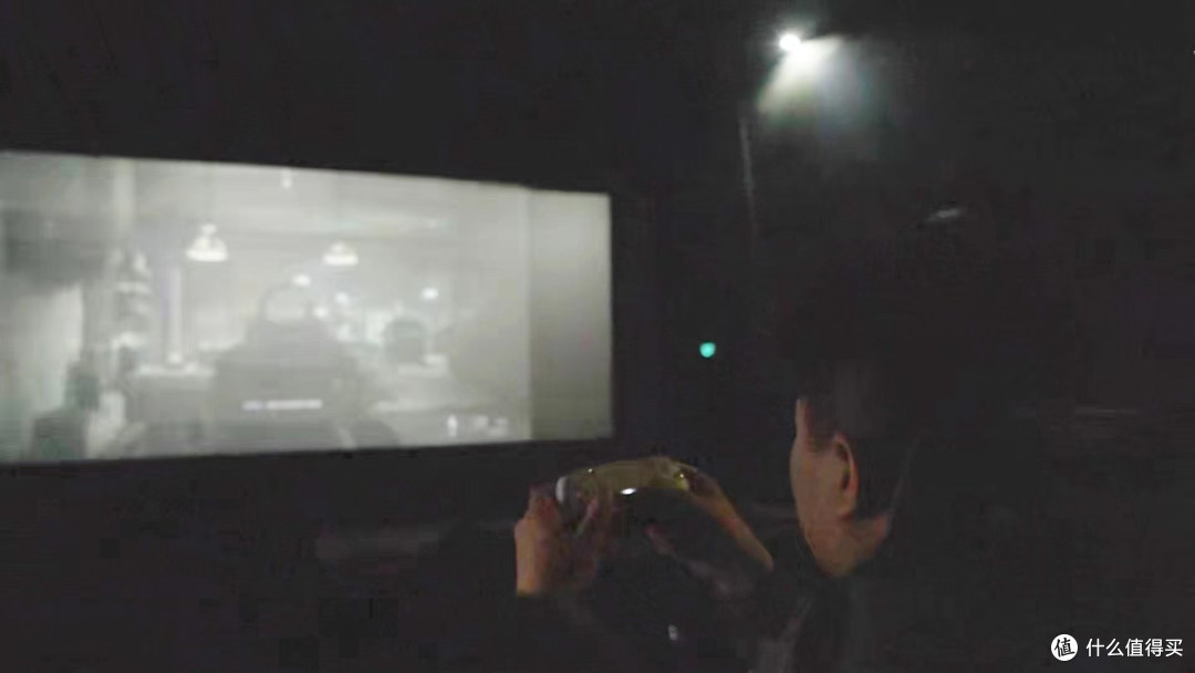 富哥在电影院用ps5玩cod