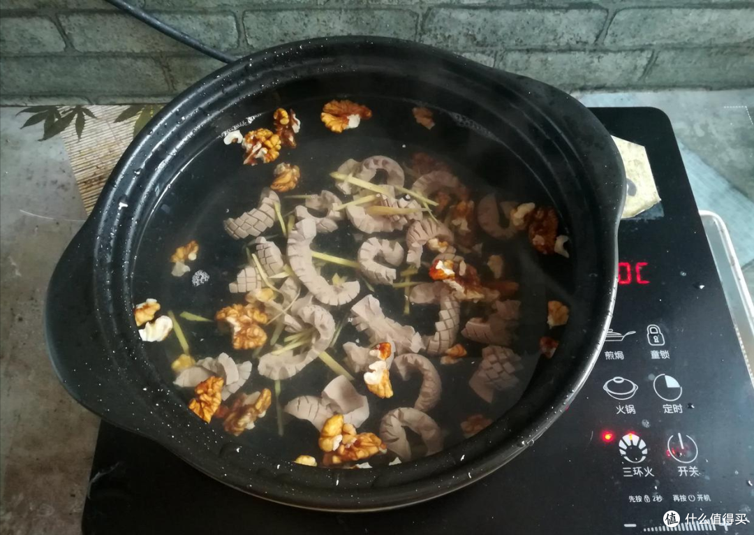 这食材不便宜,懂行的人抢着买,煲汤营养滋补,家有老人别舍不得