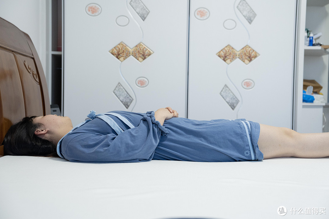 三千买的床垫到底值不值？长期腰痛患者聊一聊蓝盒子Z1到底睡着舒不舒服？