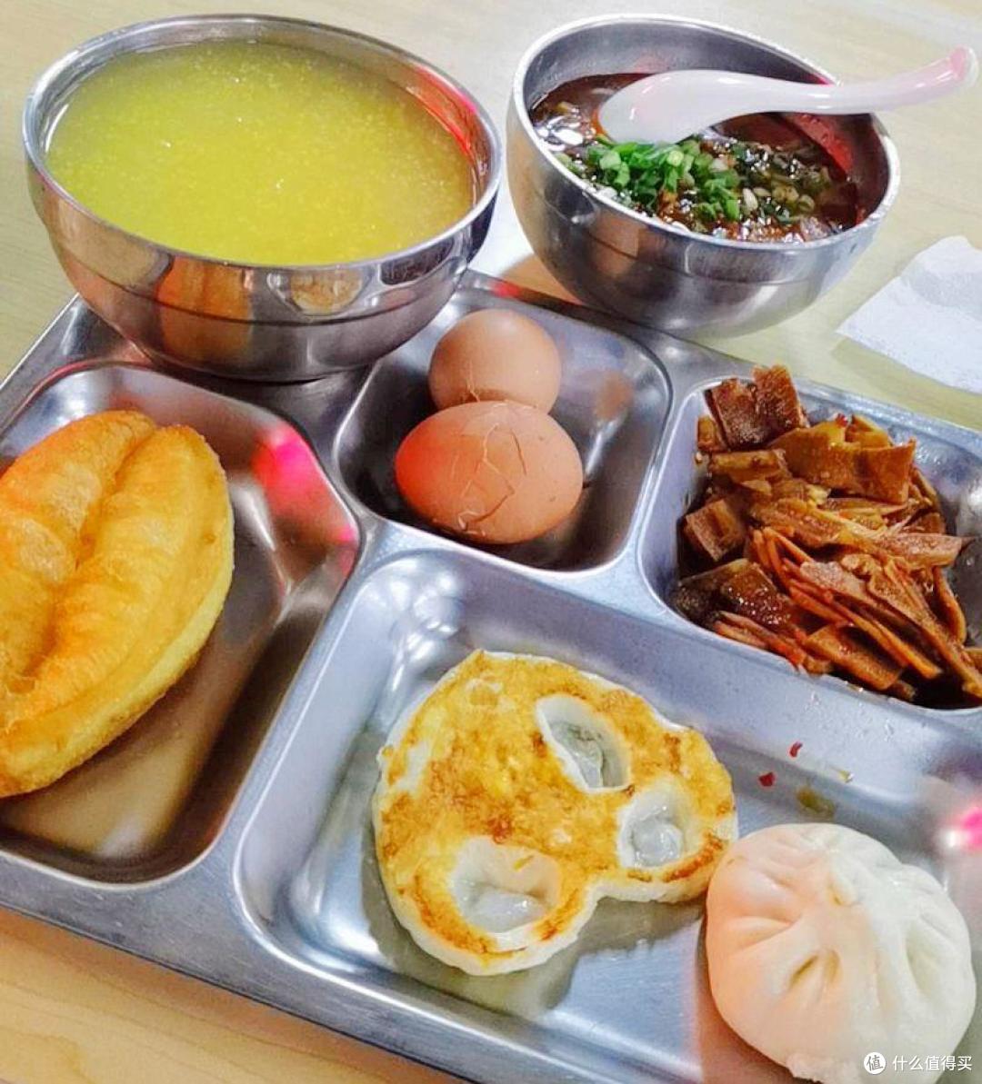 看看大食堂早餐吃的啥?馄饨油条配烧饼,真好吃