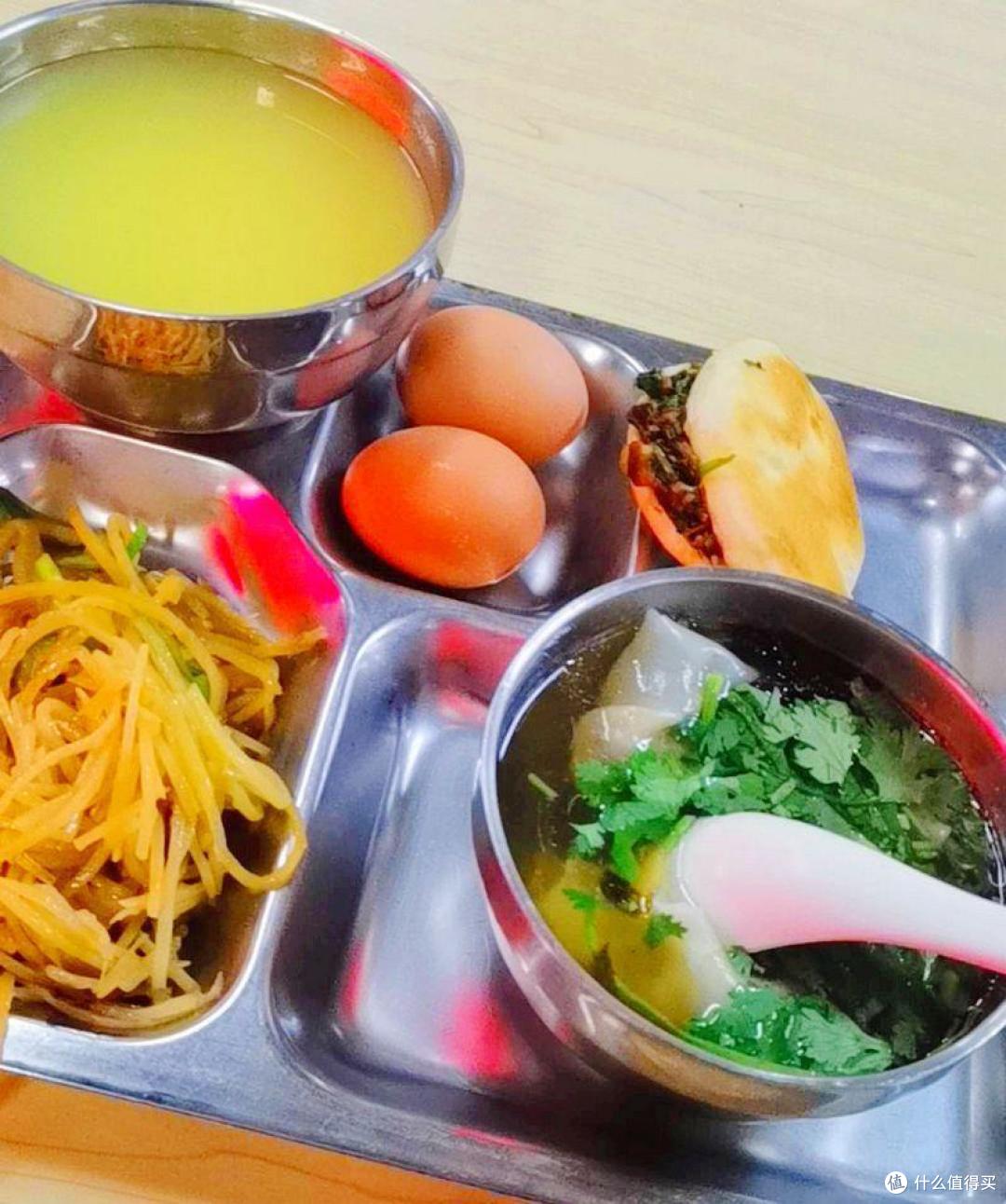 看看大食堂早餐吃的啥?馄饨油条配烧饼,真好吃