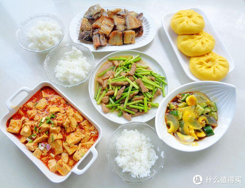 看我家晚餐,四菜两主食,最应景的美食都有,好吃好看