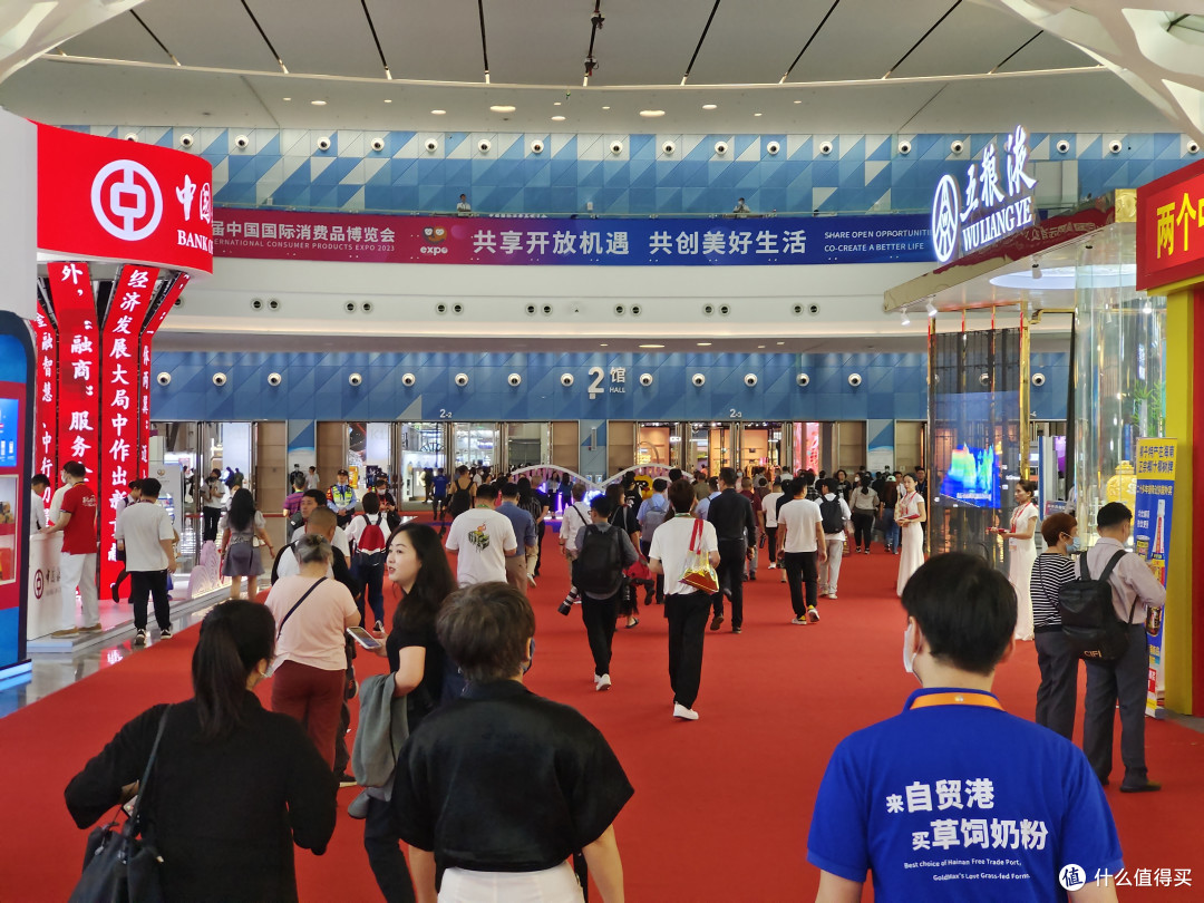 麦卡伦展台的007限量版和60年单桶