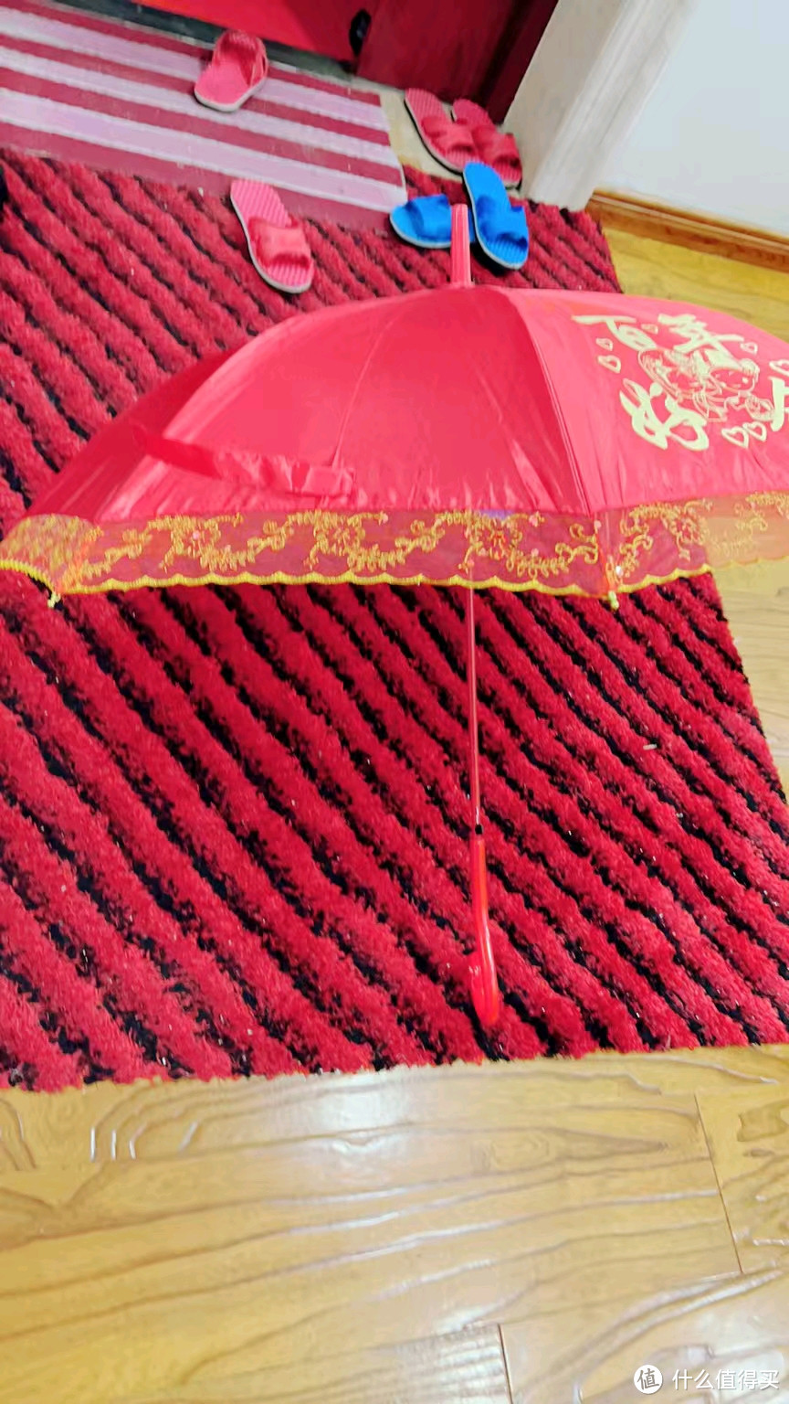 结婚的时候用的大红色纱伞