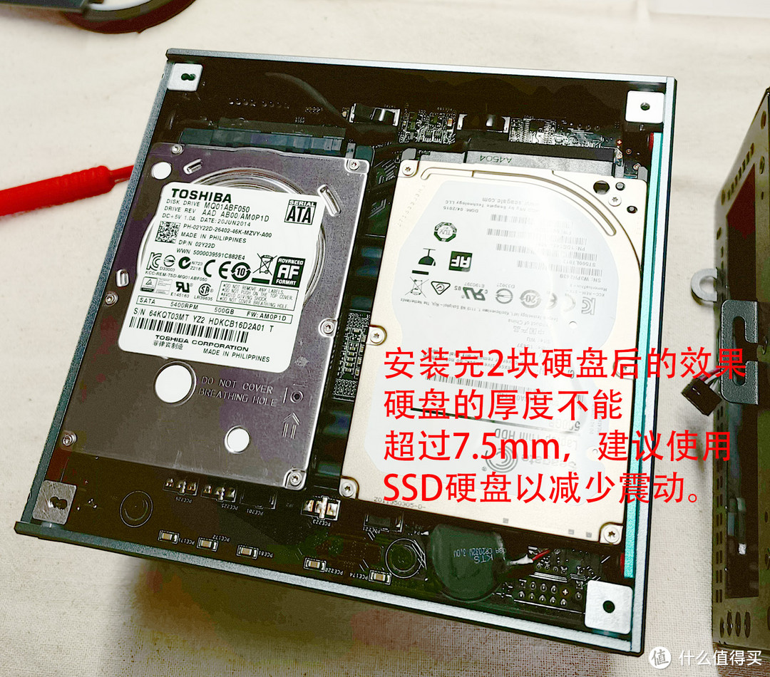 双硬盘安装后基本塞的满满的了，硬盘上可以贴薄的导热硅脂利用机箱侧板散热