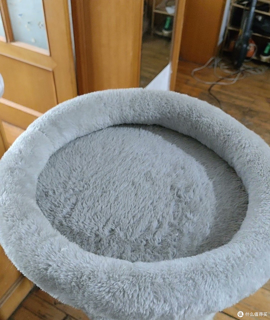 给猫主子买个猫爬架吧。