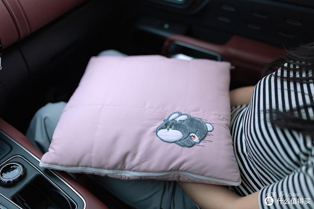 多功能抱枕被，舒适出行有“被”无患。