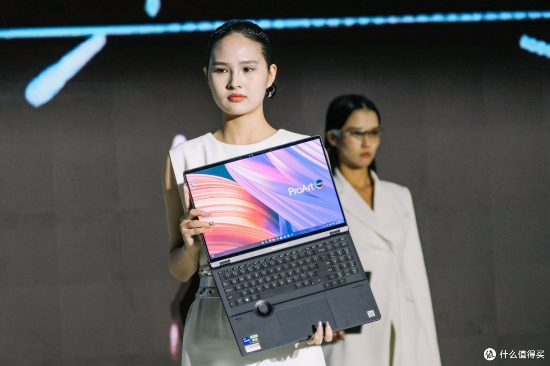 直击华硕2023新品发布会:核心布局重构,OLED笔记本轻至1kg