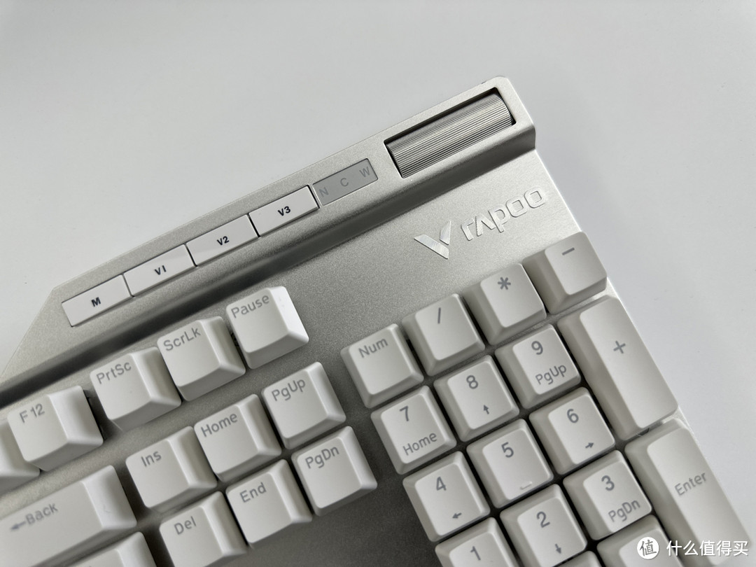 全尺寸104键 支持热插拔和RGB灯效 雷柏V700DIY键盘评测