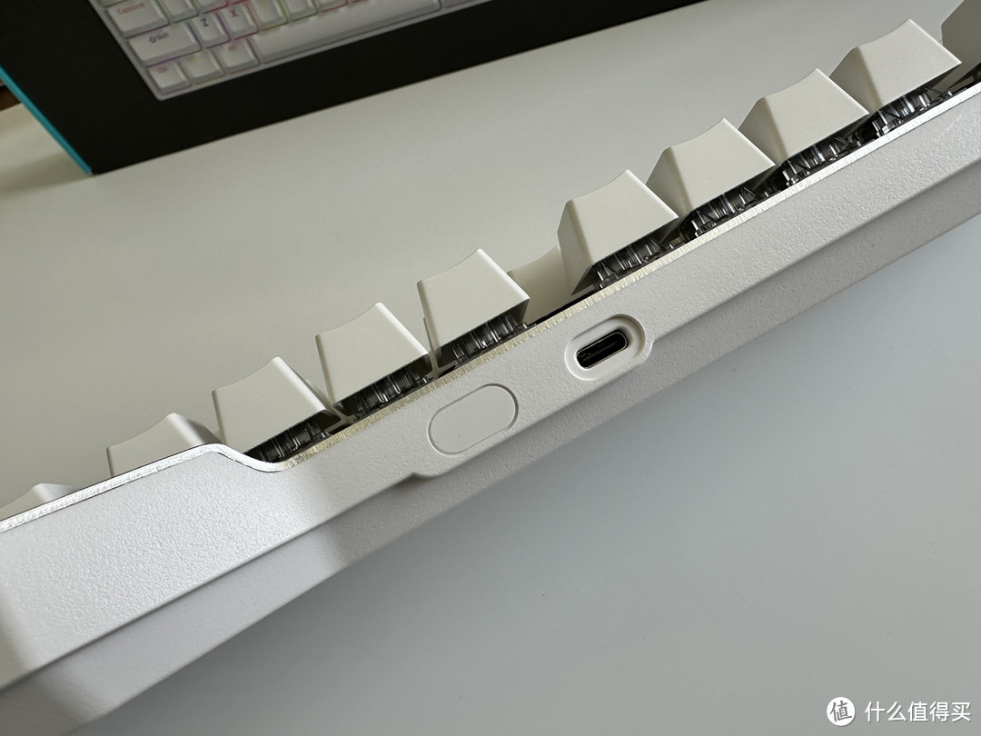 全尺寸104键 支持热插拔和RGB灯效 雷柏V700DIY键盘评测