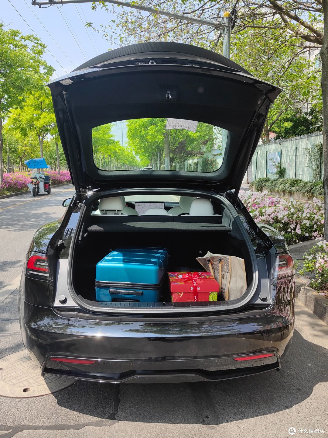 储物绝对给力,进深和高度允许都是碾压三厢车的,况且特斯拉还有前备箱