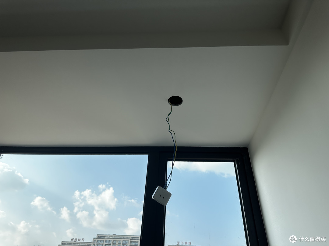 将错就错|水电工吊顶多留了一组筒灯,正好用来吊装小爱音箱Pro