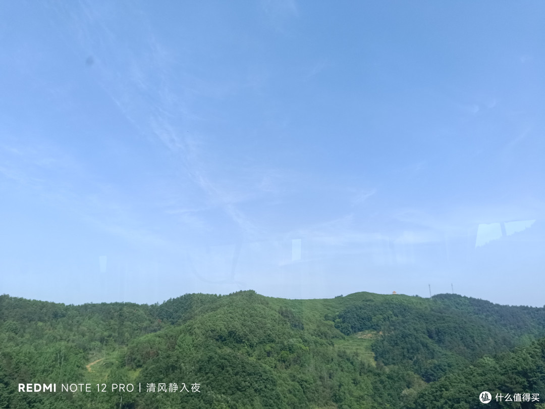 在开满石楠花的小山上露营，一定要记得戴口罩啊。