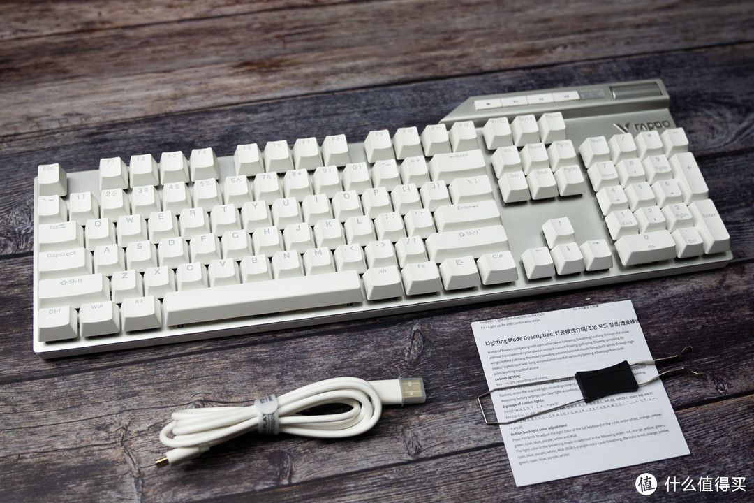 包装里的物品：雷柏V700DIY键盘、线缆、拔键器和说明书。